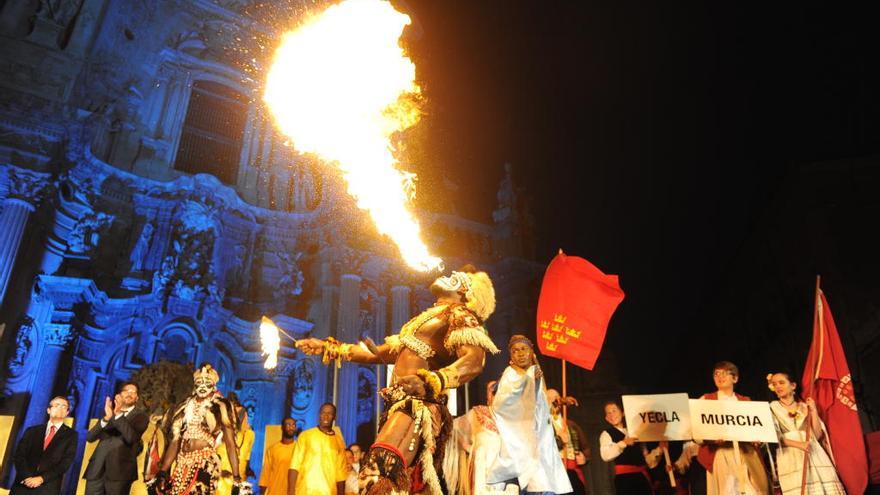 Encendido de la antorcha en una de las anteriores ediciones del Festival de Folklore