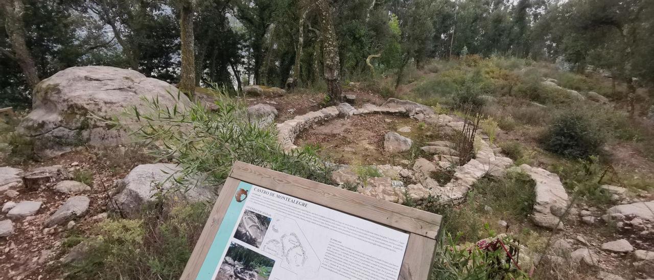 Una de las estructuras excavadas, con el panel informativo ubicado tras los últimos trabajos.   | SANTOS ÁLVAREZ