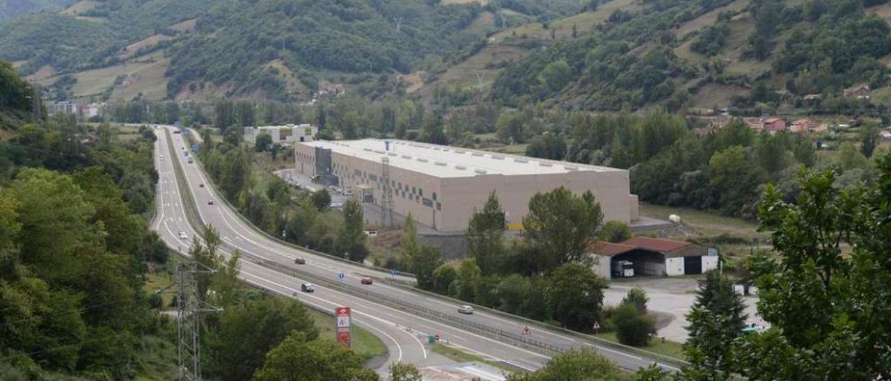 El polígono de Villallana, con la autopista en primer término.