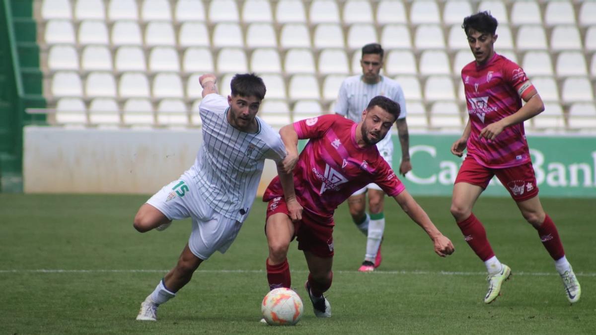 Marc Esteban conduce el esférico durante el choque ante el Antoniano.