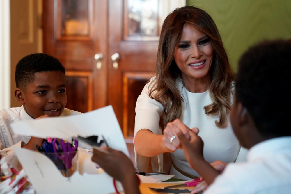 La Casa Blanca també es decora quan arriben les festes de Nadal. La primera dama, Melania Trump, és l''encarregada de mostrar als periodistes les estances decorades.