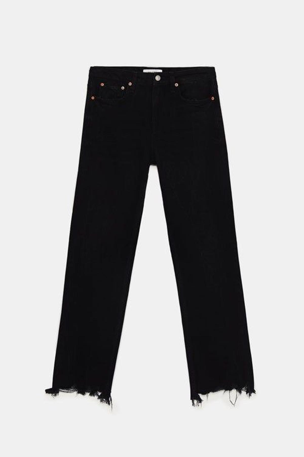 Pantalón negro deshilachado de Zara
