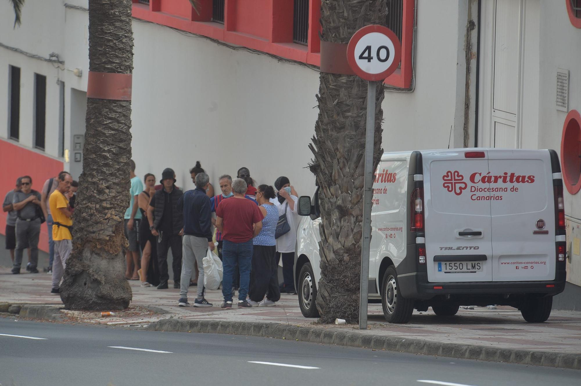 Colas en la sede de caritas en la Avenida de Escaleritas