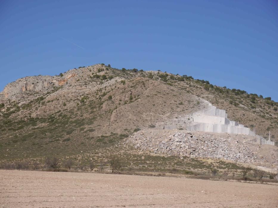 Cerro del Rocín, en cuya silueta era característico el rótulo «Cynar Aperitivo», ahora ya casi desaparecido por la apertura de una cantera y que aún se puede ver de forma tenue en el centro de la imagen.