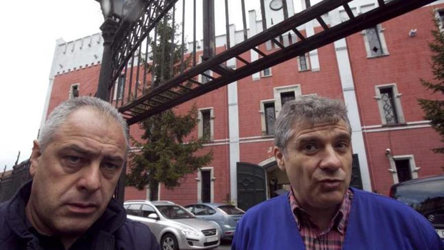 Jesús María López y Manuel Moreno, ayer, a la puerta de la fábrica de armas.