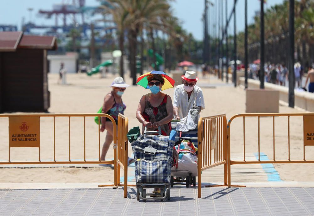 Primer día tras el estado de alarma: playas, centros comerciales y vuelos en Manises