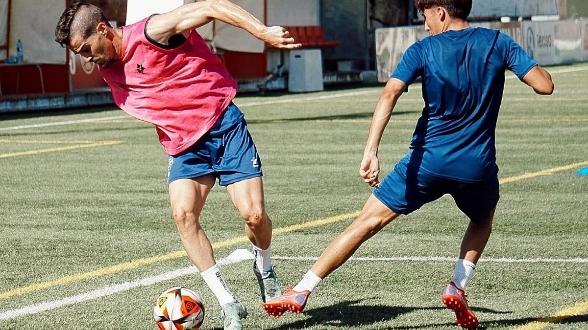 Dos jugadores del Atzeneta en un entrenamiento de esta semana en el Regit.