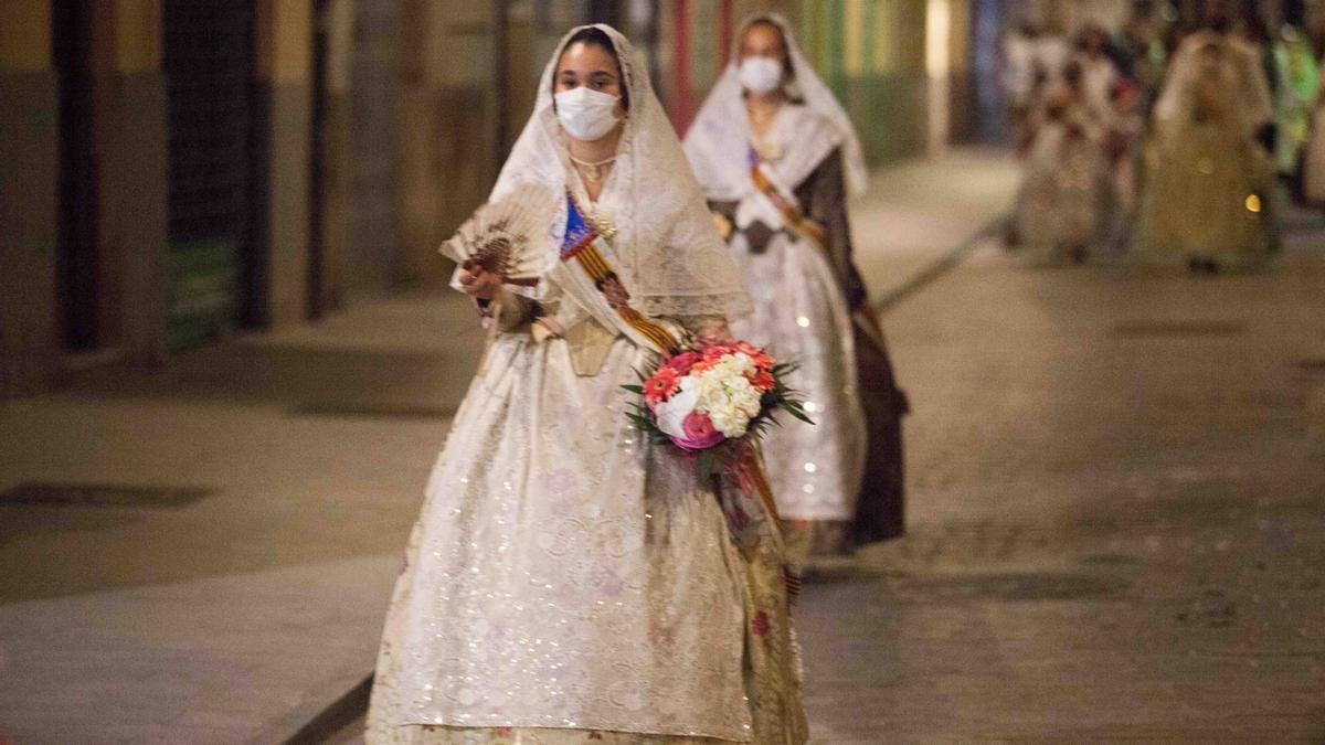 Llegada de la Fallera Mayor Infantil 2021 a la plaza de la Virgen en la Ofrenda