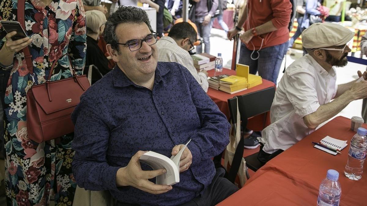 Jordi Puntí firmando libros