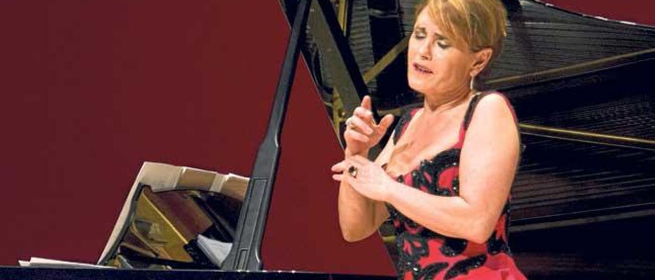 La soprano María Bayo ofrecerá un recital extraordinario junto al pianista Rubén Fernández Aguirre.