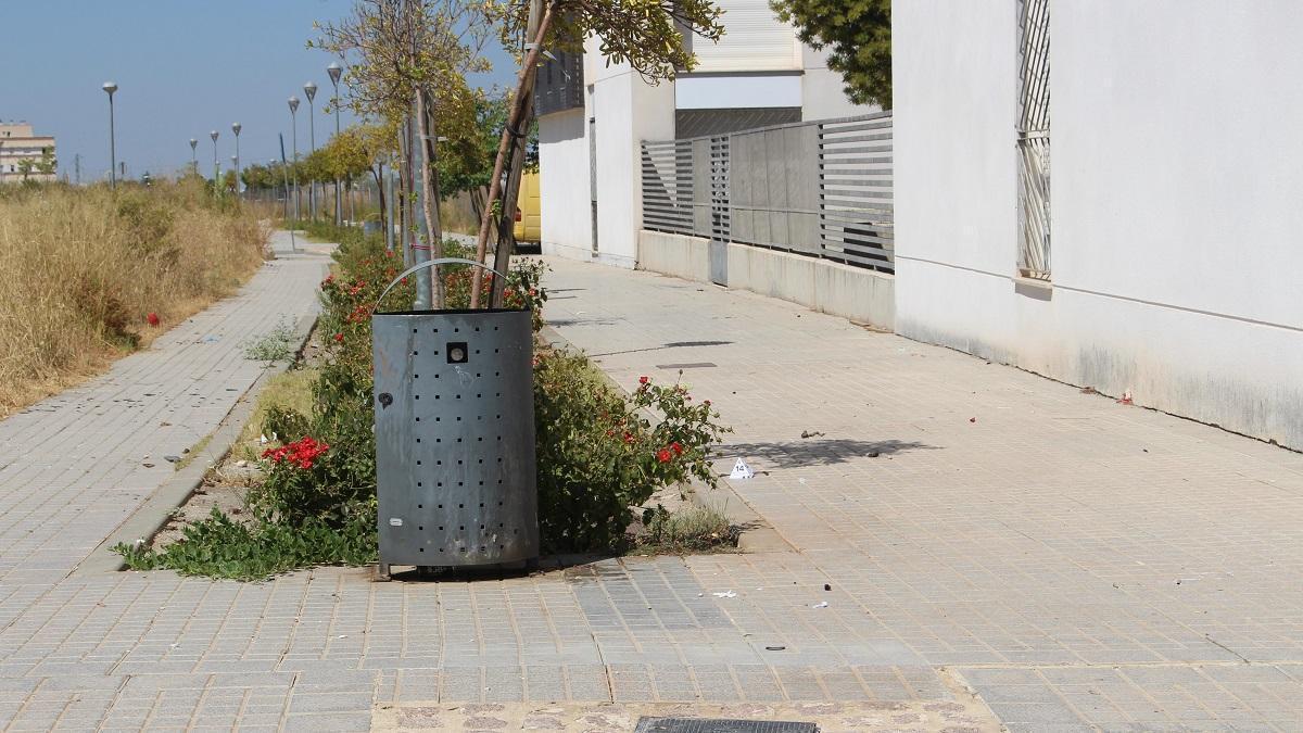 Lugar donde cayó, desde el tercer piso de un bloque de la urbanización El Zarpazo de Lucena, el niño de tres años que finalmente ha fallecido.