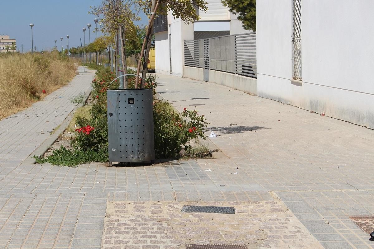 Lugar donde cayó, desde el tercer piso de un bloque de la urbanización El Zarpazo de Lucena, el niño de tres años que finalmente ha fallecido.