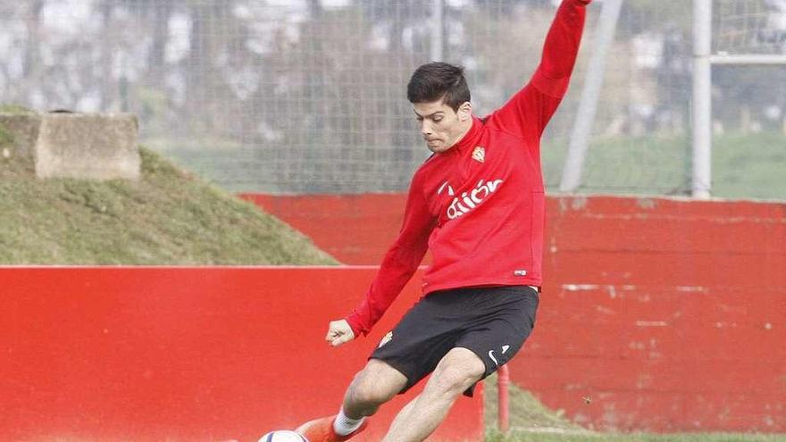 Meré, durante un entrenamiento con el Sporting.