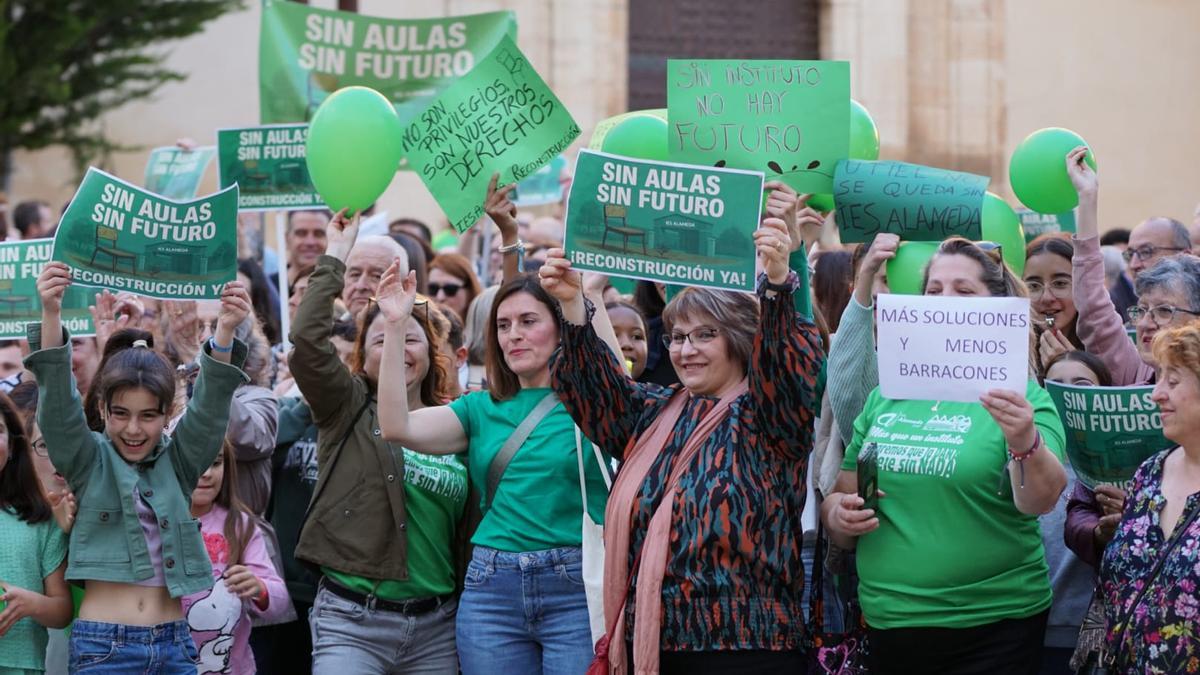 Las familias del IES Alameda de Utiel se manifiestan para que se agilice la reconstrucción del centro tras la dana