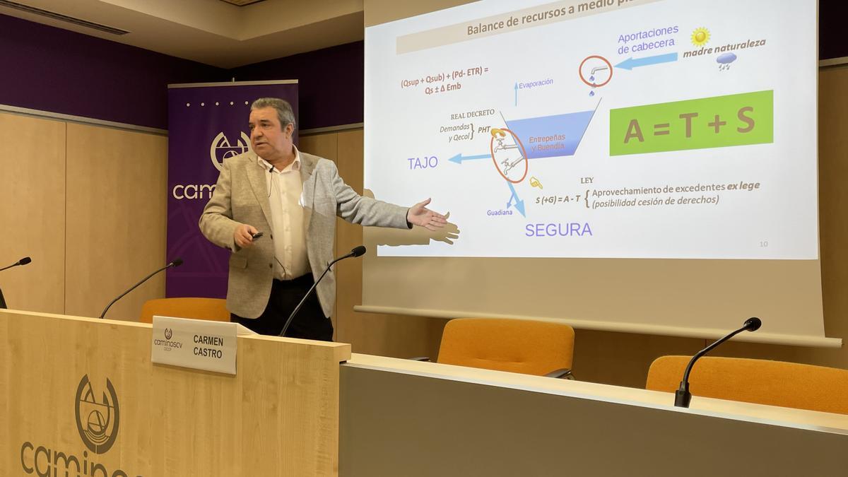 Un momento de la conferencia de José Vicente Benadero en el colegio de ingenieros de caminos de la Comunidad.