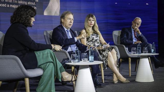 Gemma Martínez, directora d’EL PERIÓDICO, modera la taula amb Josep Santacreu, Sara Strljic Pezelj i Fathi al-Jaghber (dreta), ahir a Barcelona. | JORDI OTIX