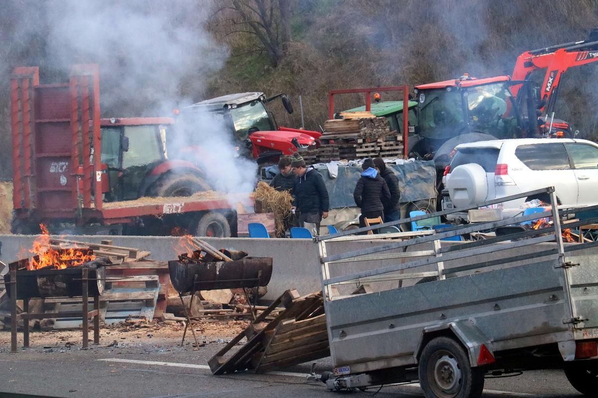 Los agricultores de la Catalunya central cortan la C-16 para protestar contra el acuerdo de la UE y Mercosur