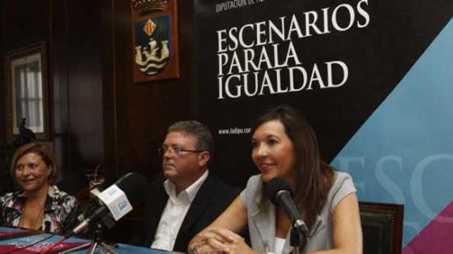 Mercedes Alonso, junto al alcalde y la edil de la Mujer, presentó ayer en La Vila el proyecto.