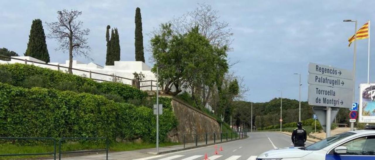 Un agent de la Policia Local de Begur durant un control, imatge d’arxiu. | AJ.BEGUR