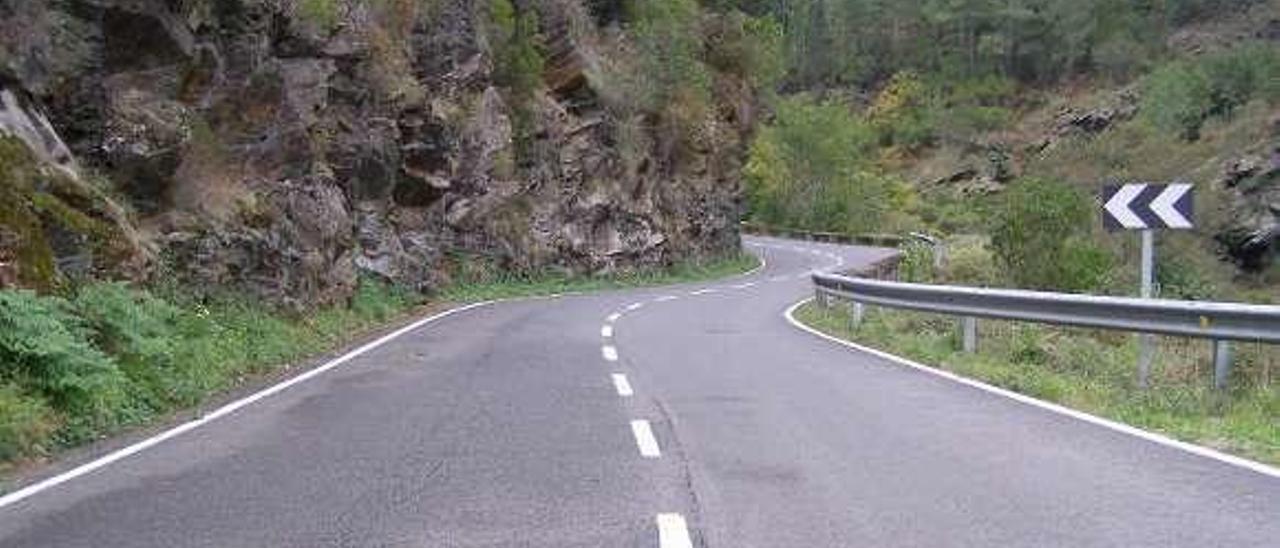 Carretera que comunica Navia y Grandas.