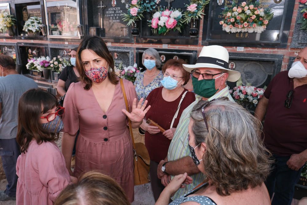 10-08-20 Inicio de la exhumacion de la fosa comun del cementerio de Monovar con fusilados y represaliados de la Guerra Civil y el franquismo, visita de la consellera Rosa Perez Garijo, memoria historica