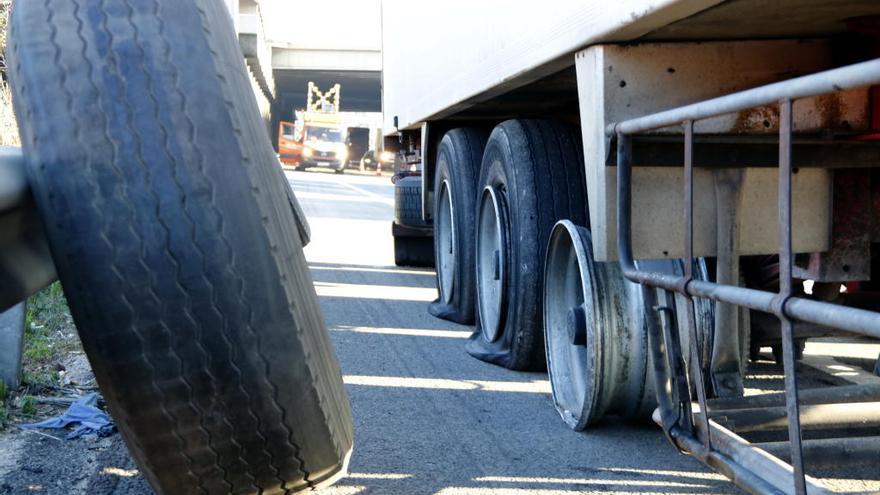 Una roda nova de camió a punt per canviar en un dels camions que va aparèixer amb les rodes punxades a l&#039;AP-7 el 5 de desembre