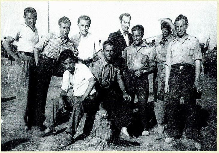 Grup de republicans empresonats al camp de concentració d’Agde durant un descans juny del 1939.