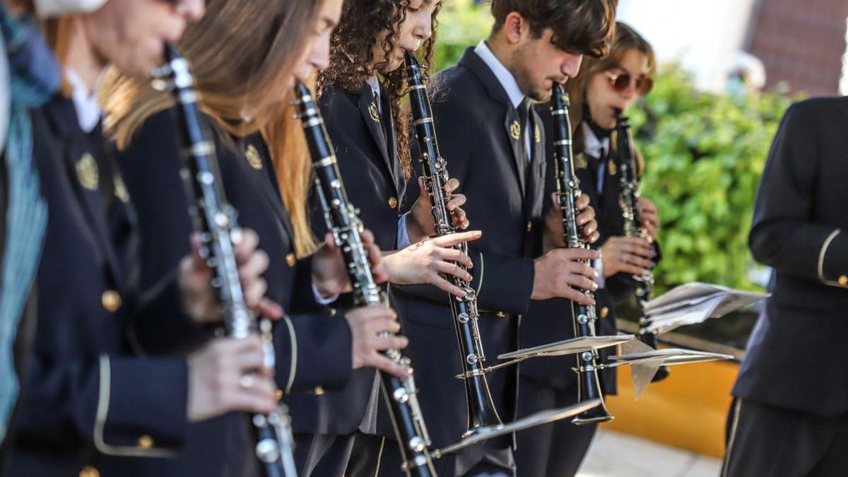 La banda de música interpreta el himno nacional, el de Torrevieja y el de la Comunidad