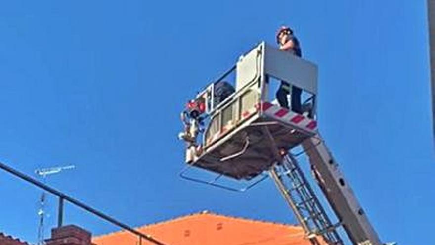 Los bomberos revisando la  situación del inmueble. | E. P.