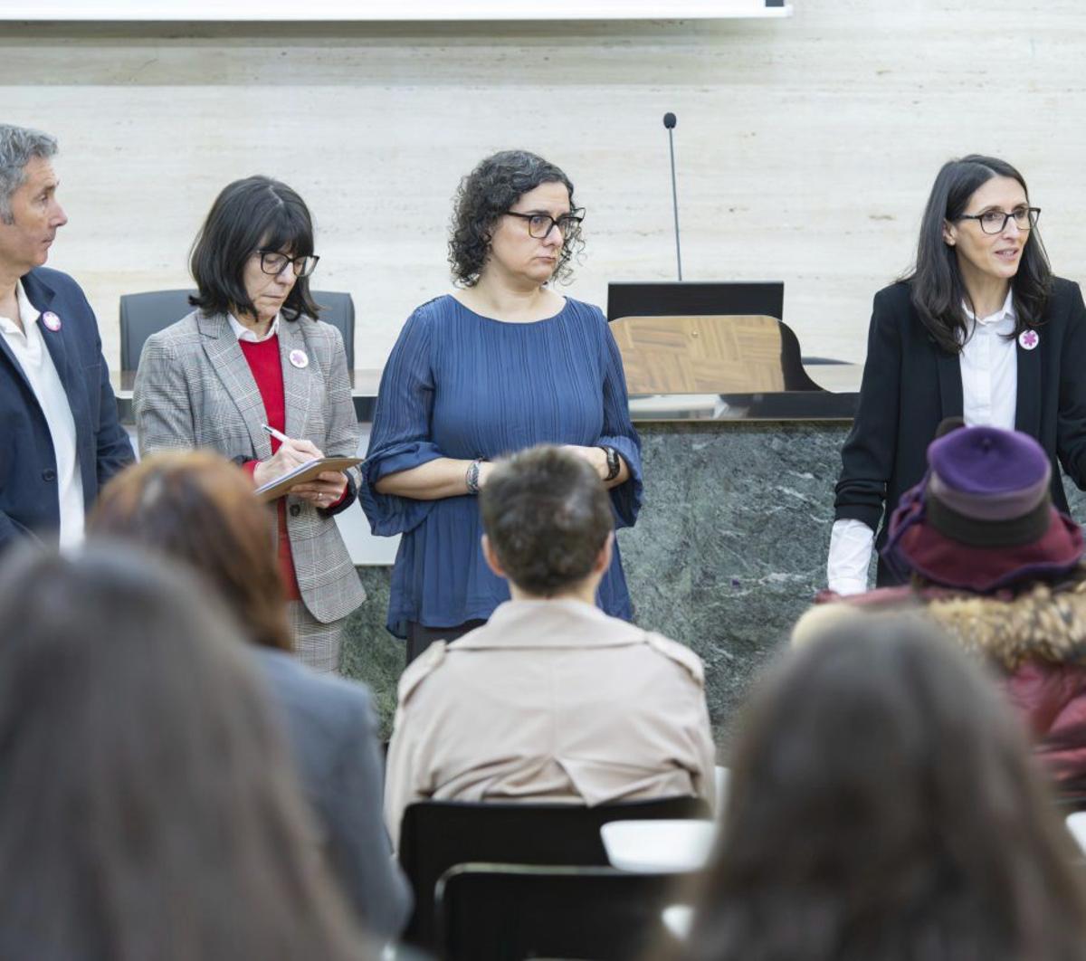 Rosa Crujeiras, junto a miembros de su equipo, en Filoloxía. | CEDIDA