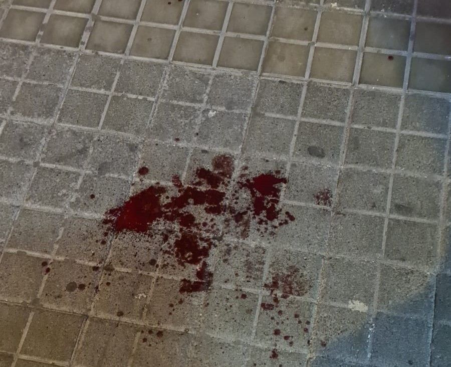 Charco de sangre de la víctima en una de las calles de Schamann.