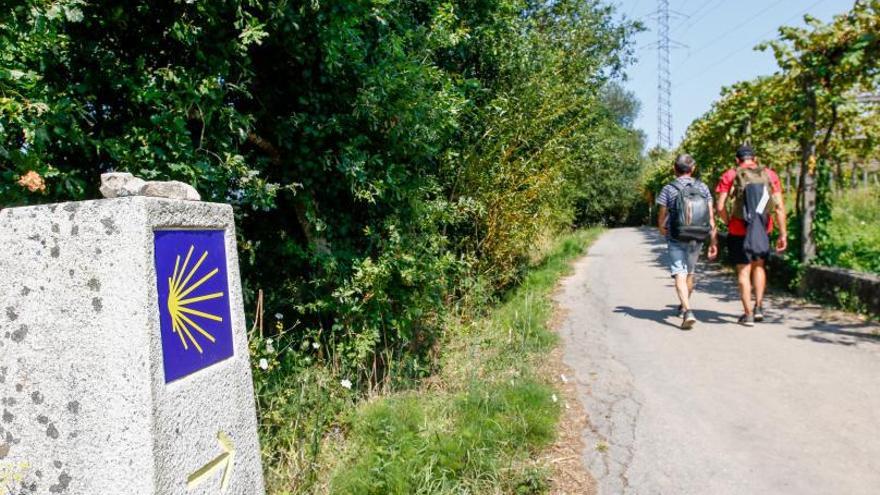 Prosiguen su marcha por Valga con rumbo a Compostela los vigueses Luis y Anxo Ribera, padre e hijo.