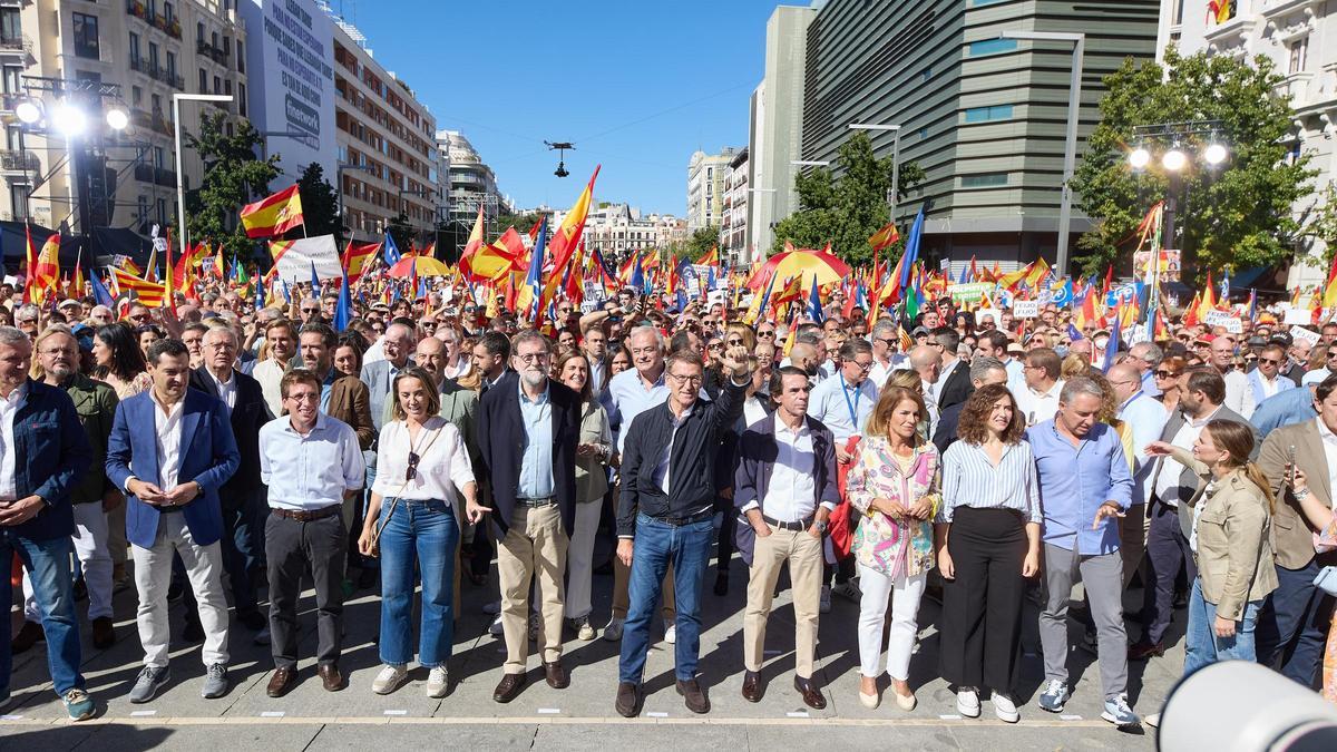 Isabel Diaz Ayuso (Mr), Präsidentin der Autonomen Gemeinschaft Madrid, und Elias Bendodo (Mr), Allgemeiner Koordinator der Partido Popular, nehmen an der von der Partido Popular organisierten Demonstration auf der Plaza de Felipe II teil. Tausende Menschen haben in Spanien gegen eine mögliche Amnestie für katalanische Separatisten protestiert.