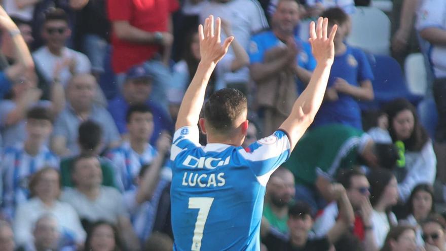 Lucas Pérez saluda a la grada tras marcar un gol en su regreso después de cuatro partidos. |  // IAGO LÓPEZ
