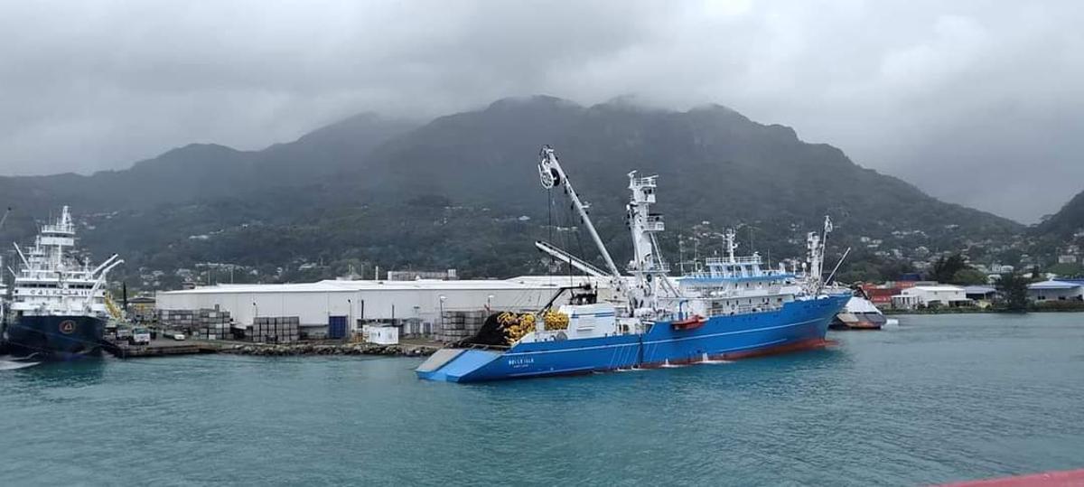 El atunero &quot;Belle Isle&quot;, ahora de Wofco, en Seychelles