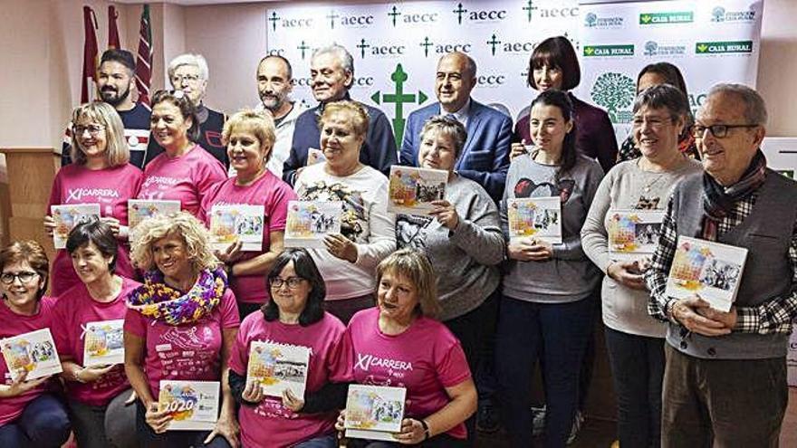 Foto de familia de integrantes y colaboradores en el calendario solidario de la AECC.