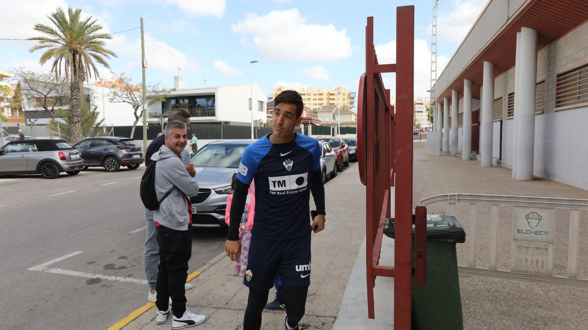 Edgar Badia a su llegada al entrenamiento de esta mañana con el Elche CF