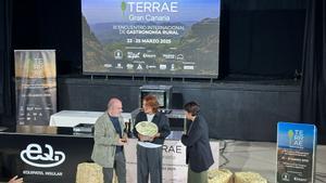 La chef Leonor Espinosa recibe el premio Terrae 2025 en Gran Canaria junto a Benjamín Lana, director de Madrid Fusión y Minerva Alonso, consejera de Desarrollo Económico del Cabildo de Gran Canaria.