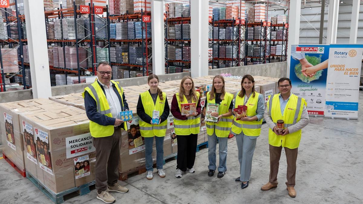 Entrega mercancía Los Desayunos Solidarios a Cáritas en instalaciones de SPAR Gran Canaria