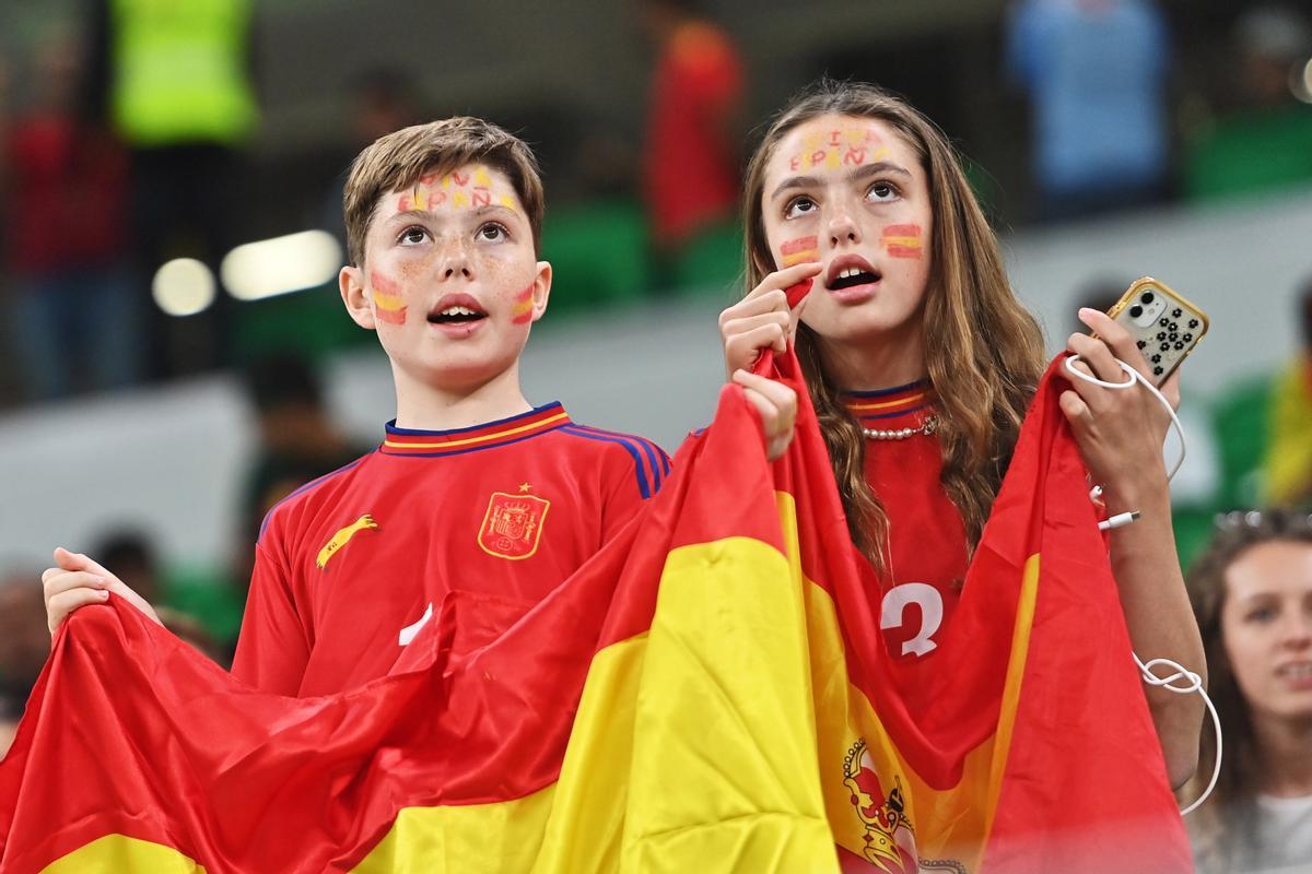 Doha (Qatar), 23/11/2022.- Fans of Spain ahead of the FIFA World Cup 2022 group E soccer match between Spain and Costa Rica at Al Thumama Stadium in Doha, Qatar, 23 November 2022. (Mundial de Fútbol, España, Catar) EFE/EPA/Noushad Thekkayil