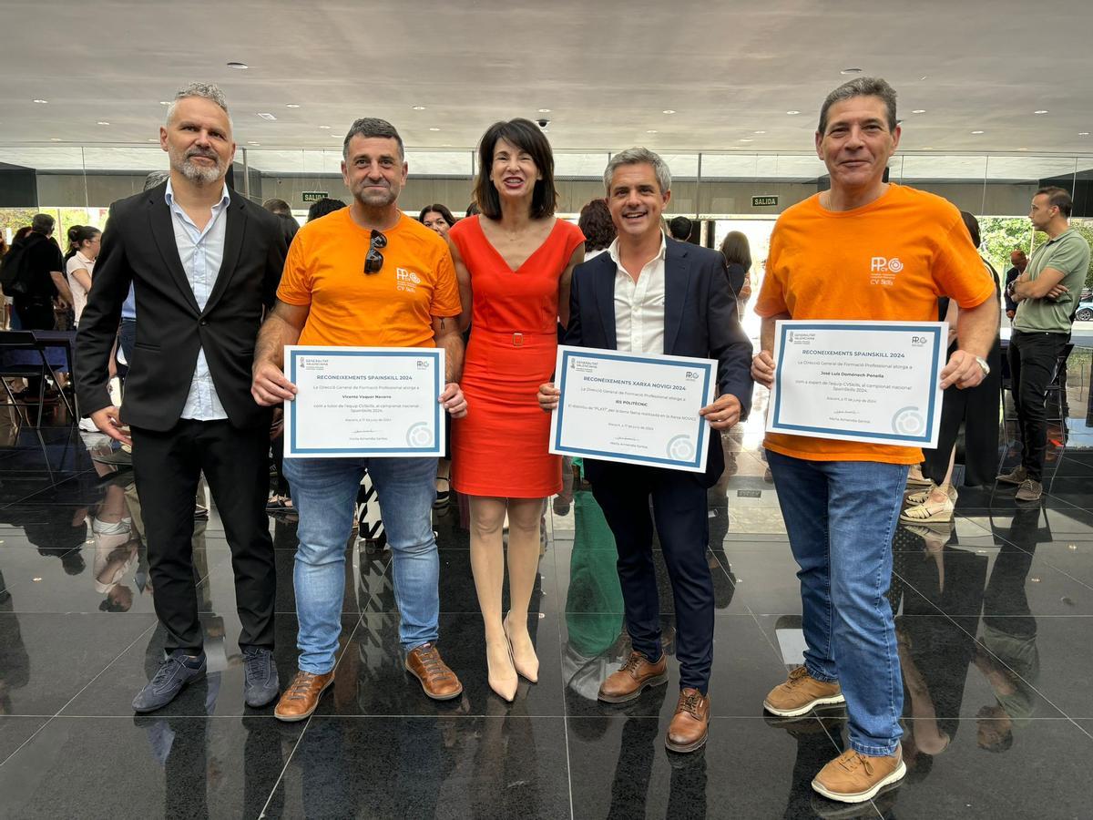 Premiados del IES Politècnic, con la directora general.
