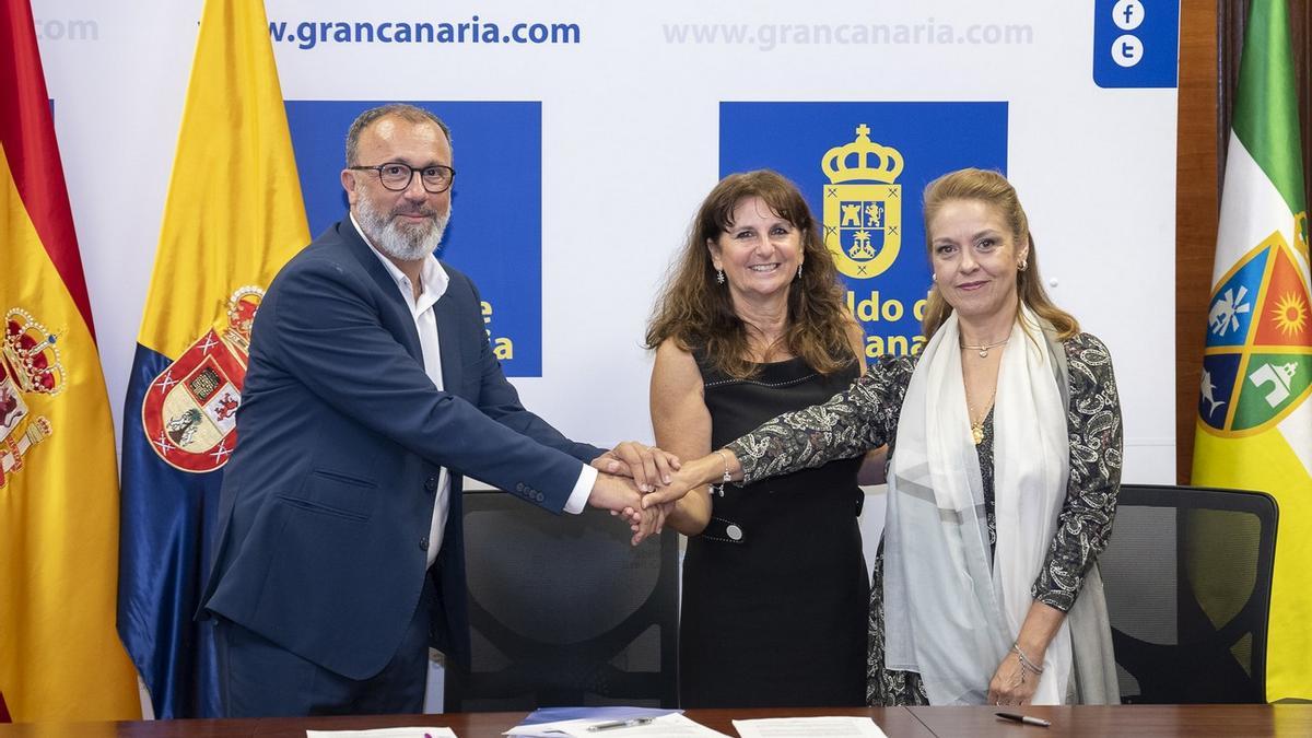 Imagen de la firma del convenio de colaboración entre Cabildo de Gran Canaria y Ayuntamiento de Santa Lucía de Tirajana.