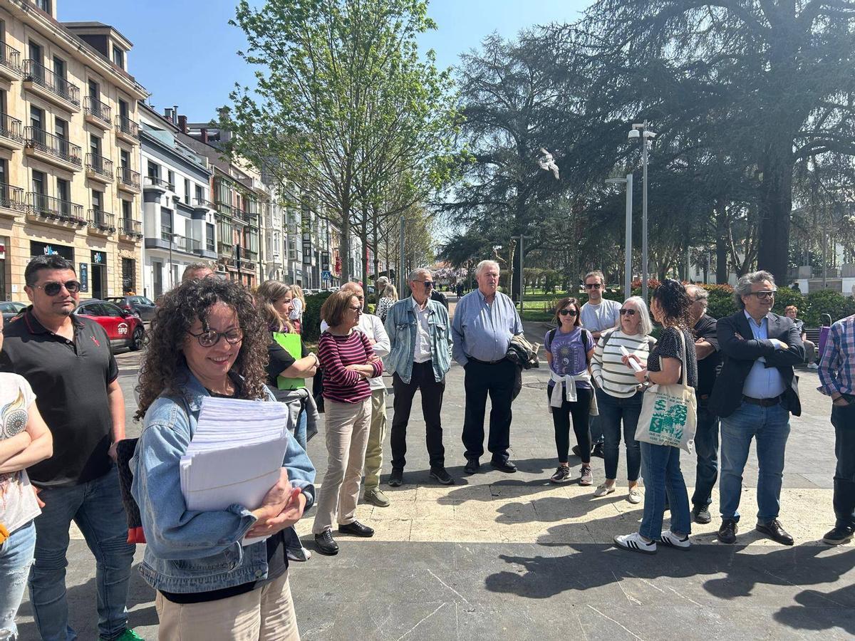 Los componentes de la plataforma "Siero por el agua", en la entrega de firmas en el Ayuntamiento de Siero.