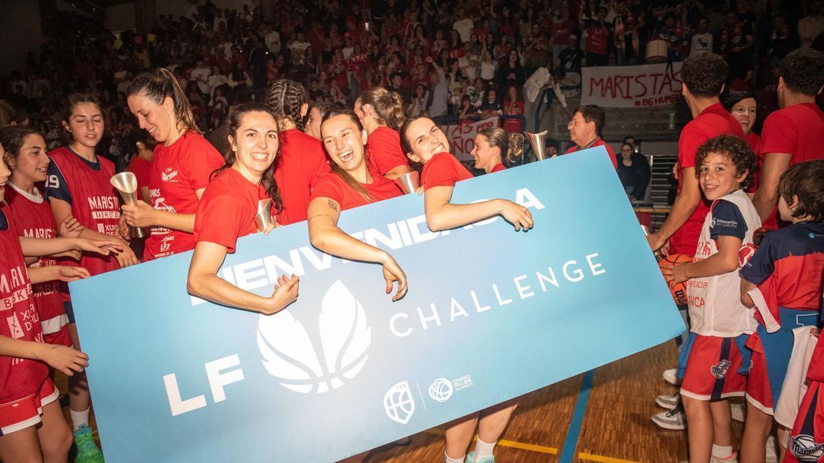 Andrea Pérez, Josefina Zeballos y Nevena Dimitrijevic sostienen el cartel de Liga Challenge durante la fiesta del ascenso.