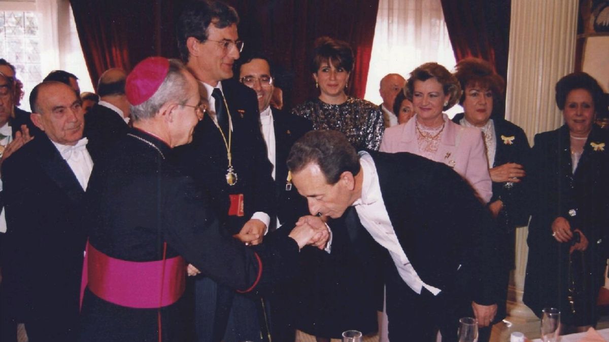 Bascuñana besando el anillo del obispo Francisco Álvarez Martínez en su recepción como Caballero Cubierto en 1994