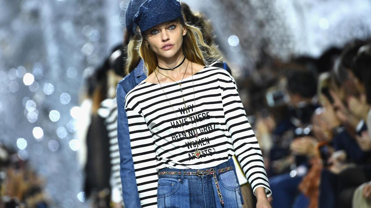 Esta camiseta de H&amp;M (de menos de 10 euros) está arrasando entre las parisinas