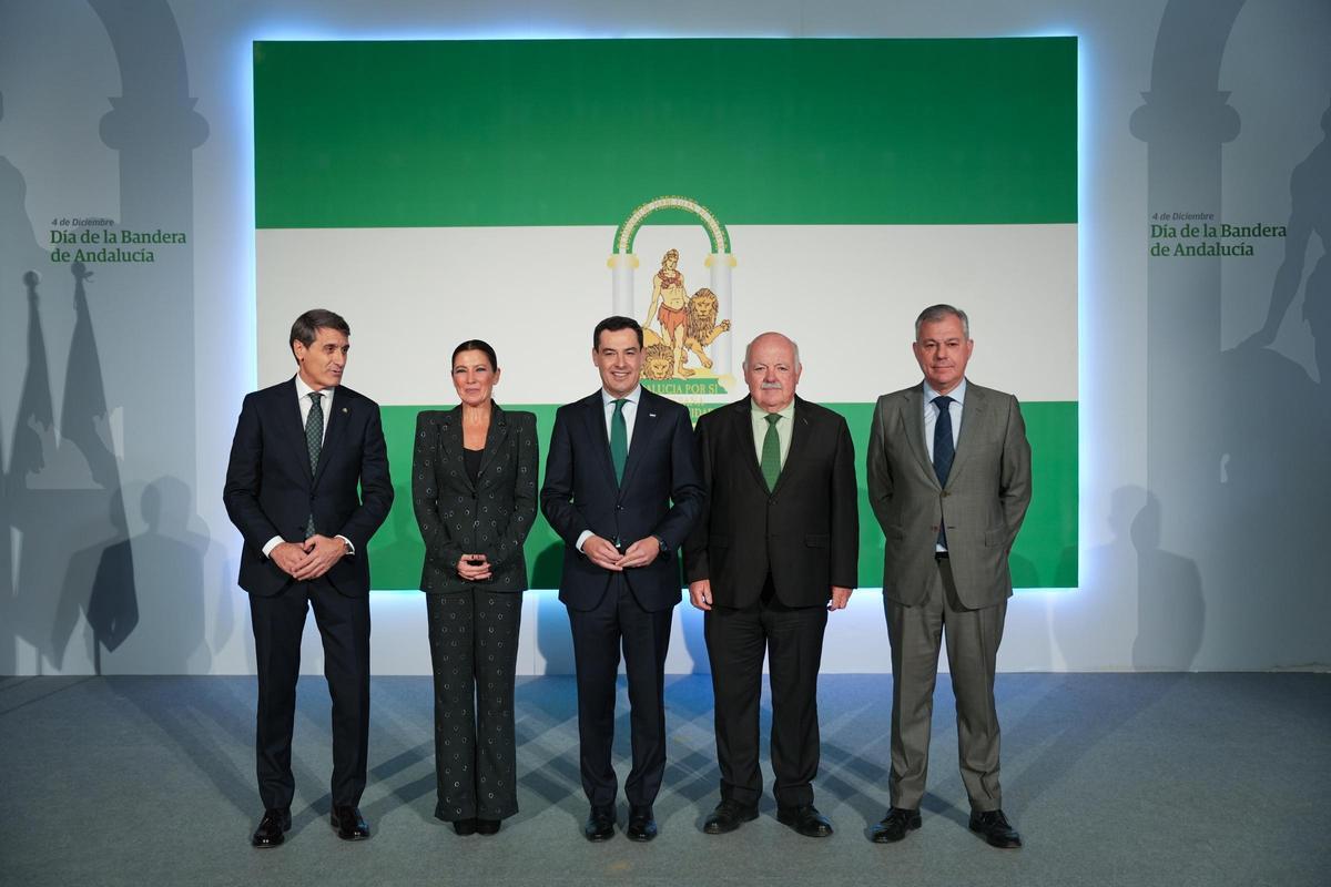 Autoridades y premiados en el Día de la Bandera andaluza.