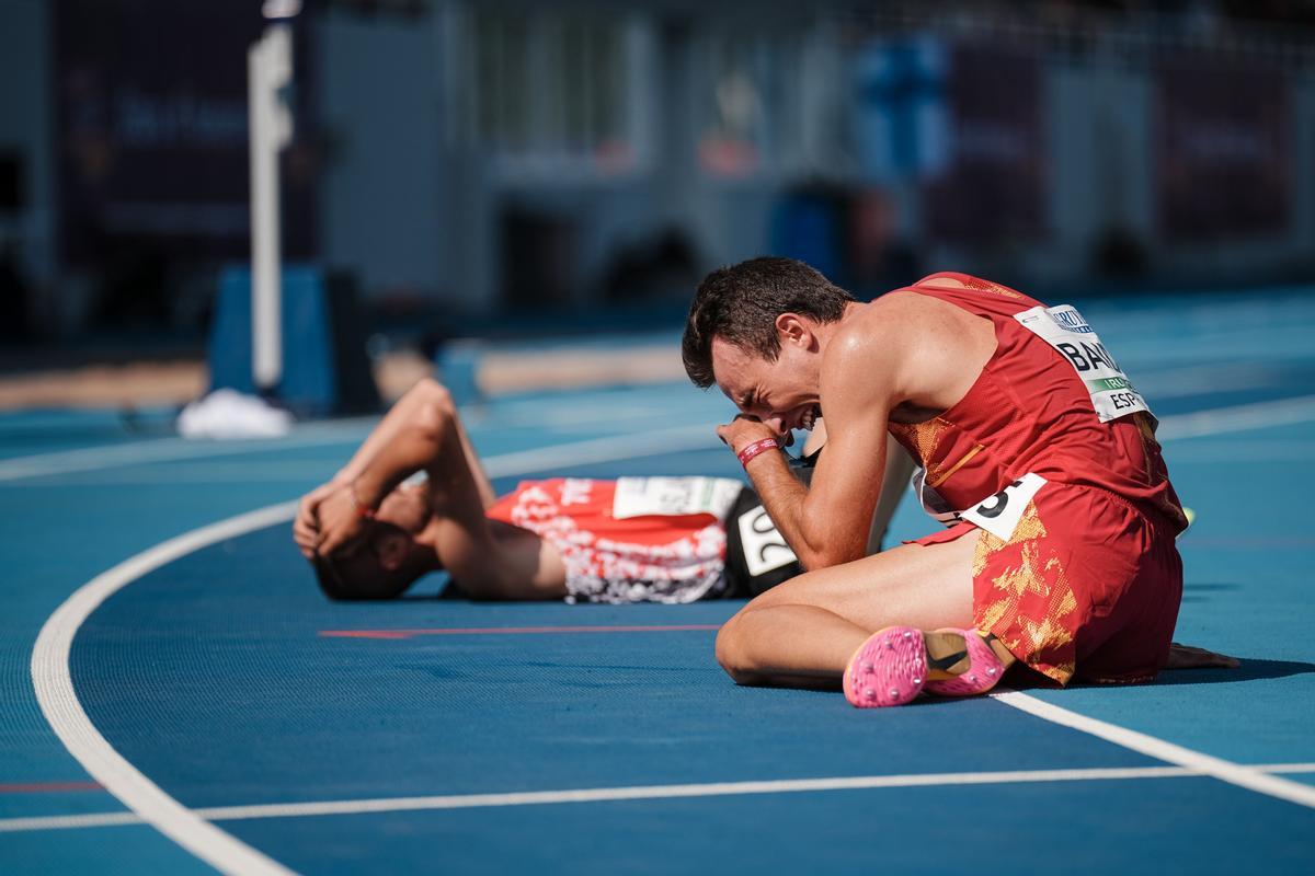 El   atleta alicantino, tumbado nada más cruzar la meta de la final de los 10.000 metros del Campeonato de Europa Sub-23 en la que logró la medalla de bronce, rompe en un sonoro llanto de  emoción  y  felicidad.