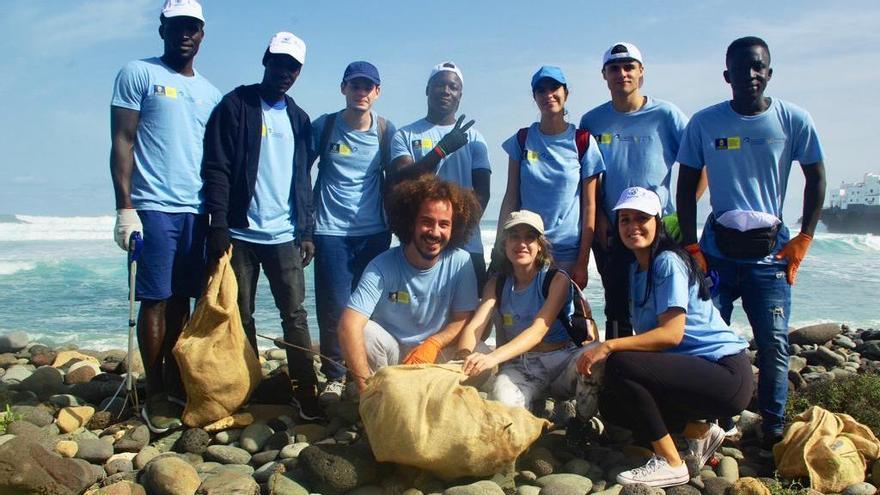 Migrantes del Canarias 50 colaboran en tareas de limpieza en Moya.