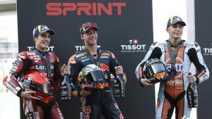 El piloto español de MotoGP Pedro Acosta (C) del equipo Red Bull KTM Factory Racing, el segundo clasificado Marc Márquez (I) del Ducati Lenovo Team y el tercer clasificado Raúl Fernández (D) del Trackhouse MotoGP Team posan en el podio tras la carrera sprint de MotoGP del Gran Premio de Motociclismo de Tailandia en el Circuito Internacional de Chang, provincia de Buriram, Tailandia. EFE/EPA/RUNGROJ YONGRIT